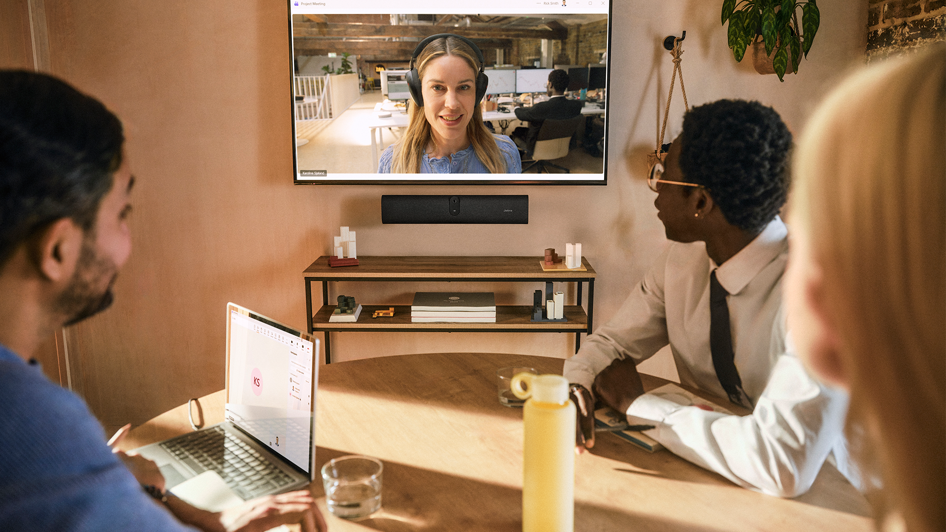Jabra-PanaCast-U30-Lifestyle-Meeting-Wall