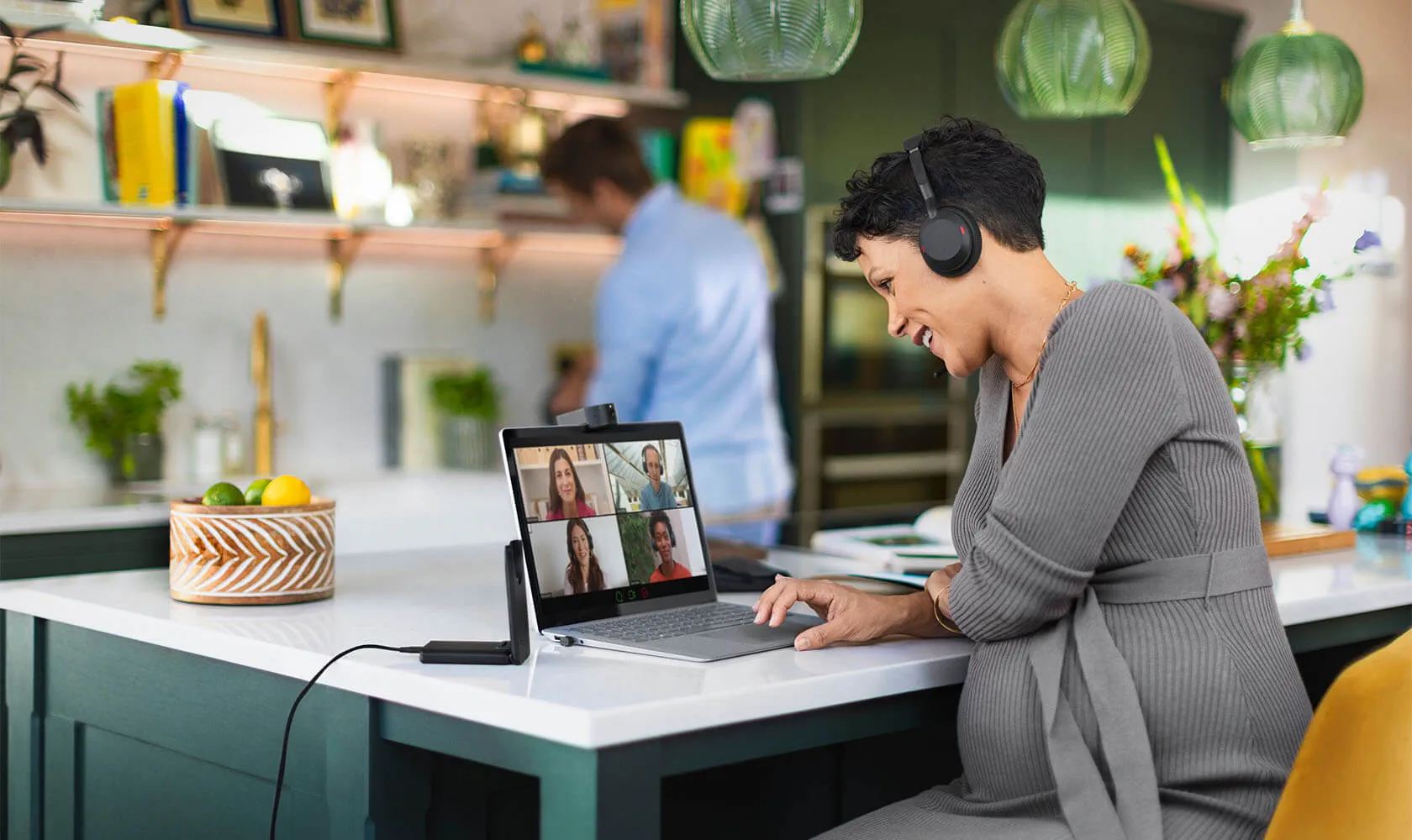 Frau mit Jabra Evolve2 55 Headset nimmt an einem Videocall in der Küche teil