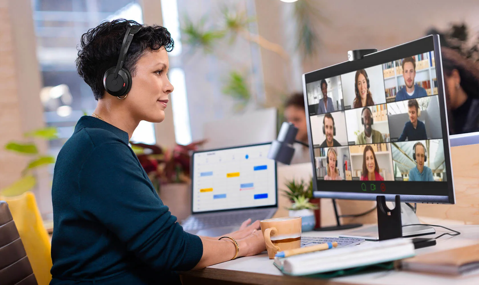 Frau trägt Jabra Evolve2 55 Headset bei einer Videokonferenz im Büro