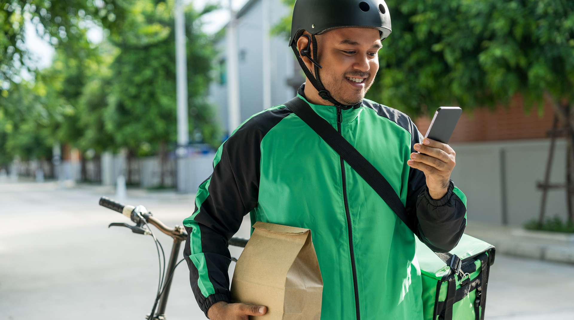 Jabra-Perform-Go-4-Lifestyle-Image-Bike-Courier